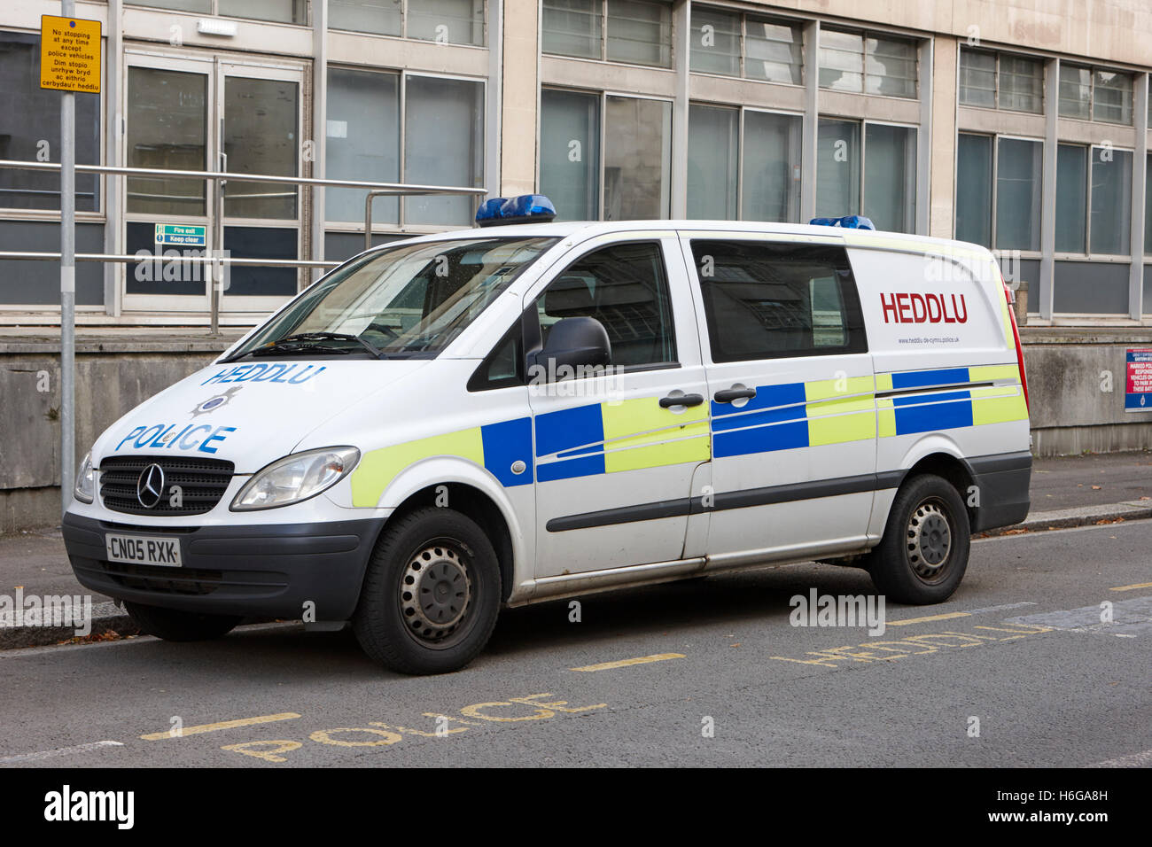 Heddlu la police de Nouvelle-Galles du Sud véhicule bilingue livery mercedes benz vito réponse formation de conducteur de Cardiff au Pays de Galles Royaume-uni van Banque D'Images