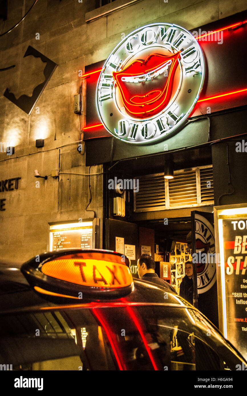Black taxi cab enseigne lumineuse à l'extérieur du Comedy Store de Soho, Londres, UK Banque D'Images