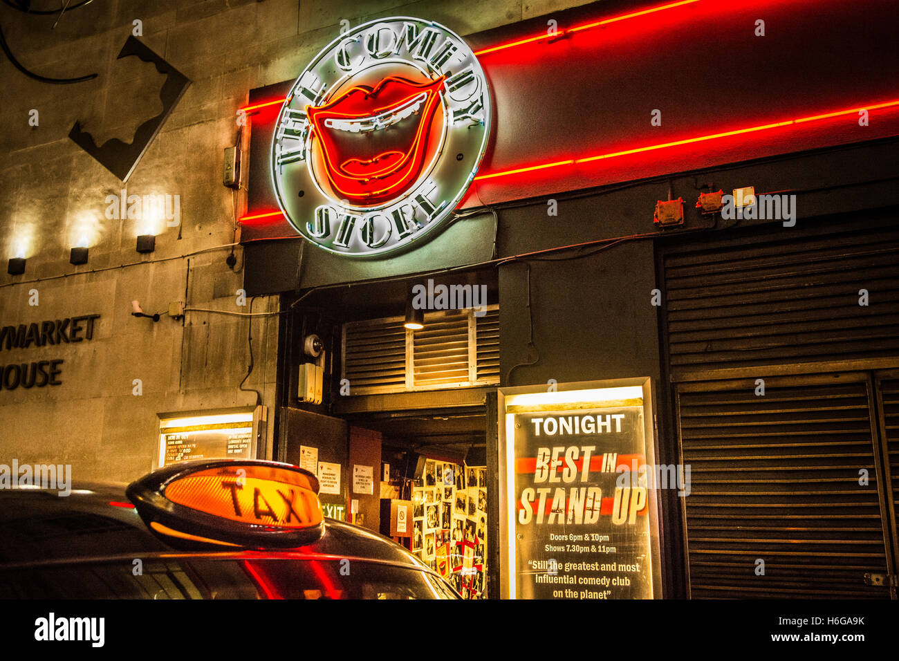 Black taxi cab signe extérieur de la Commedy Store de Soho, Londres, UK Banque D'Images