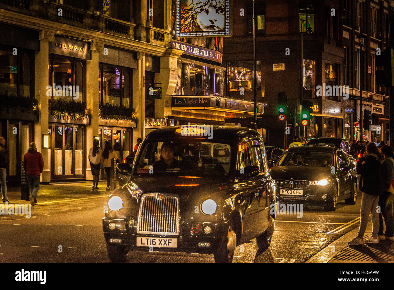 Taxis noirs pour la location signe sur Shaftesbury Avenue dans Chinatown, Soho, Central London, Royaume-Uni Banque D'Images