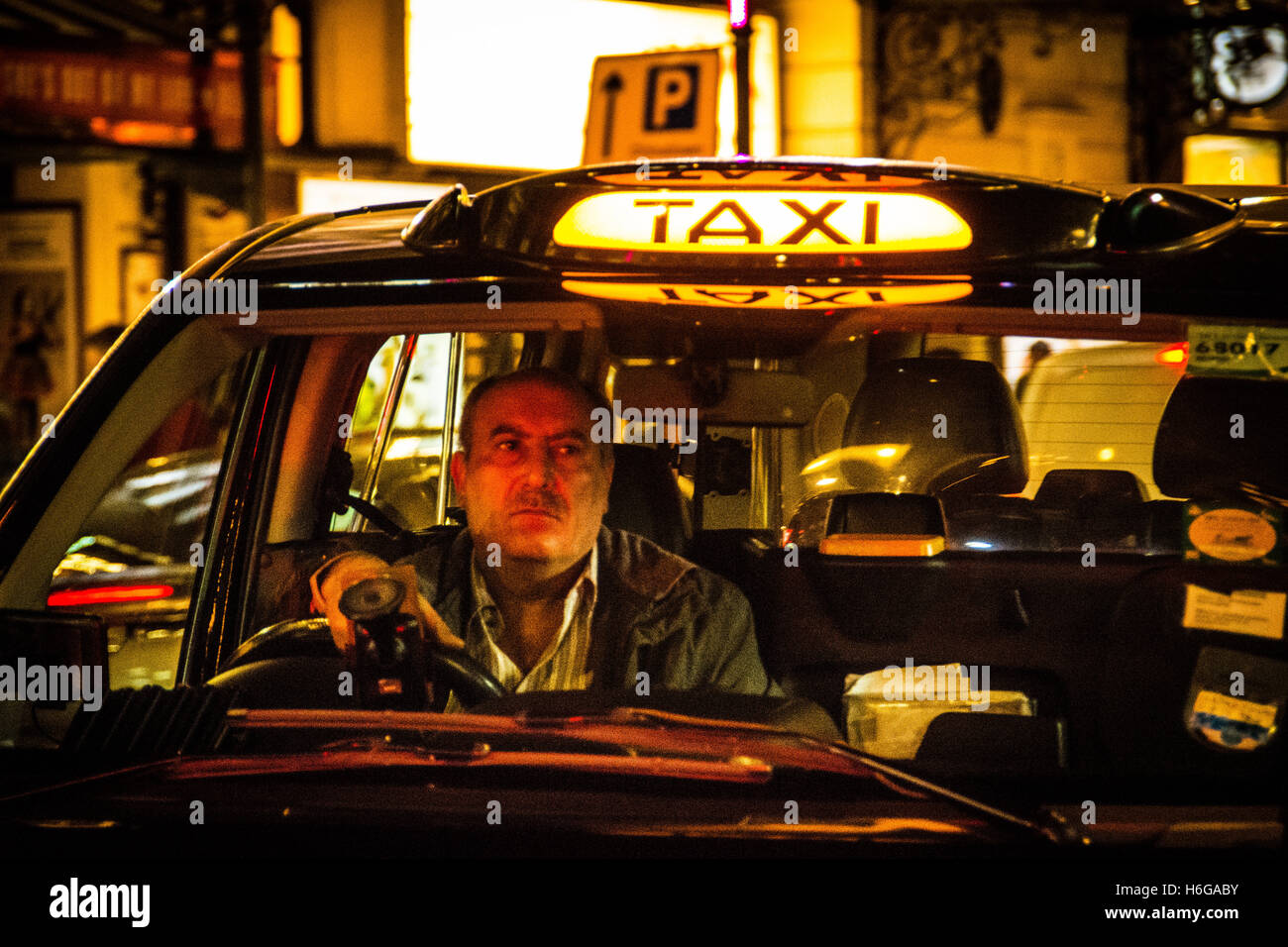 Un chauffeur de taxi dans le West End de Londres Banque D'Images
