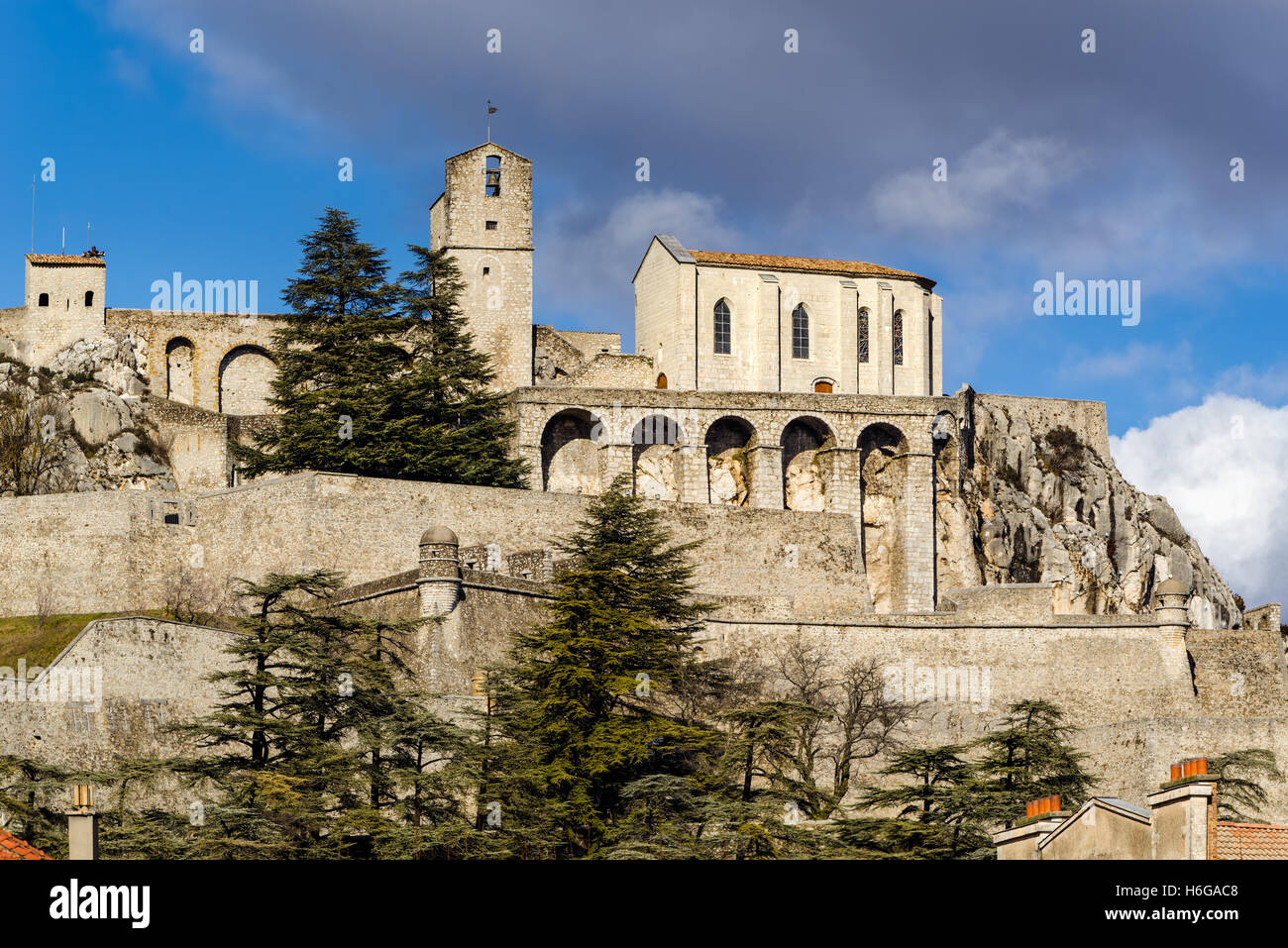 Citadelle de Sisteron et de ses fortifications. Vallée de la Durance, Alpes de Haute Provence, Alpes du Sud, France Banque D'Images
