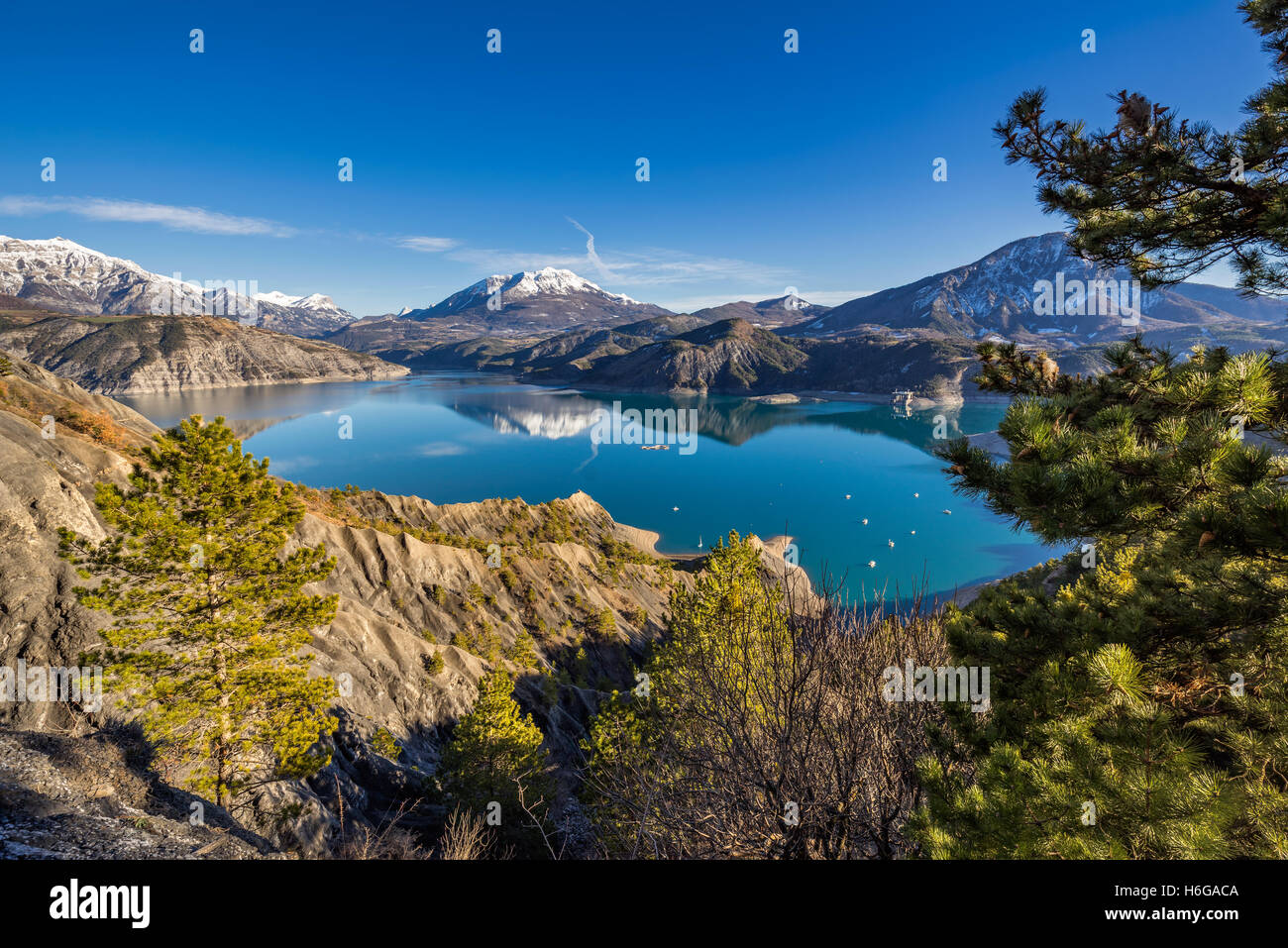Lac de Serre-Ponçon du Rousset avec vue hivernale sur Saint Vincent Les Forts et Le Sauze du Lac. Hautes Alpes, Alpes, France Banque D'Images