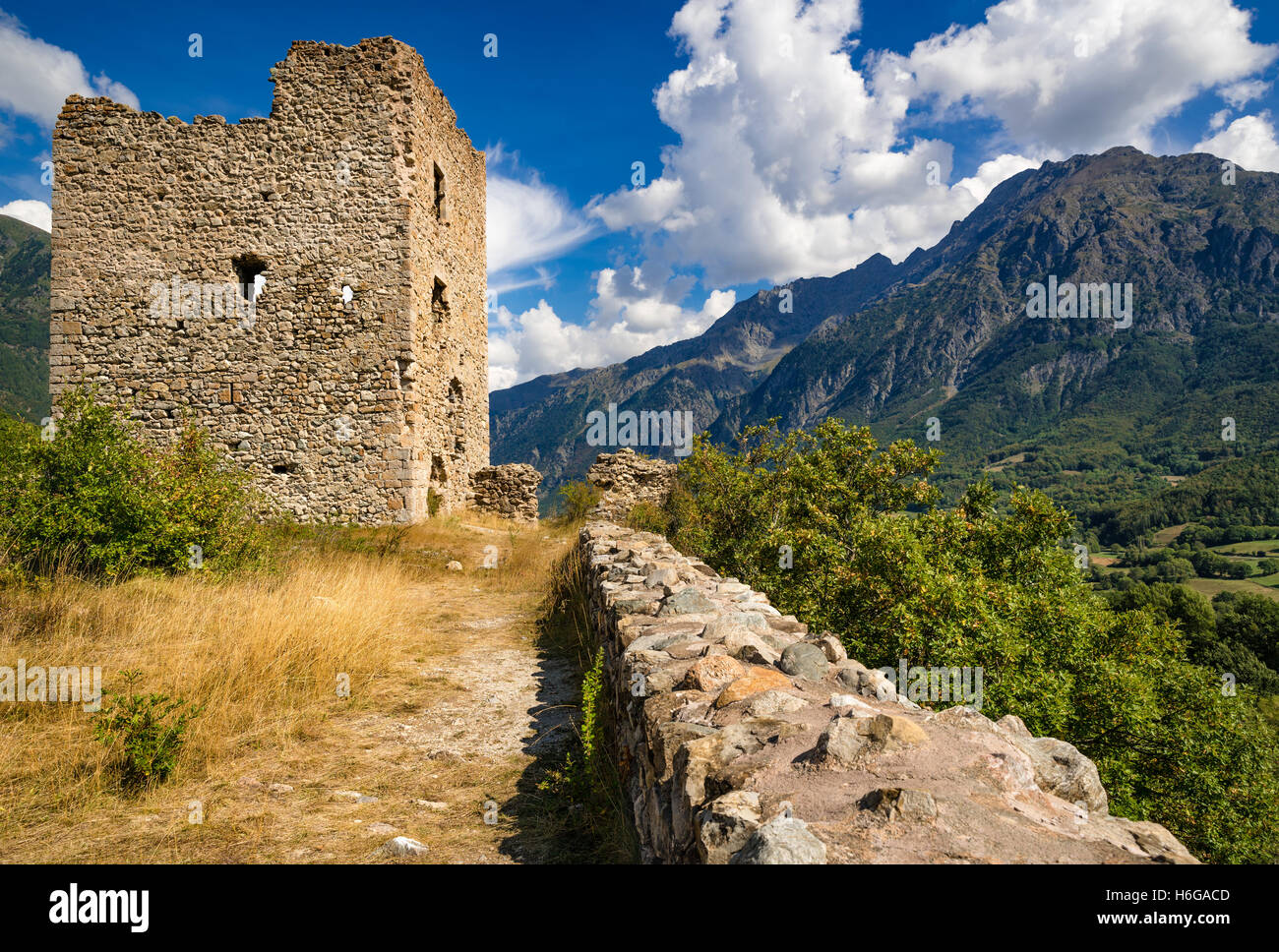 Ruines du château de lesdiguières ('Le Fort') et du Petit Chaillol pic de montagne en été. Le Valgaudemar, Alpes du Sud, France Banque D'Images