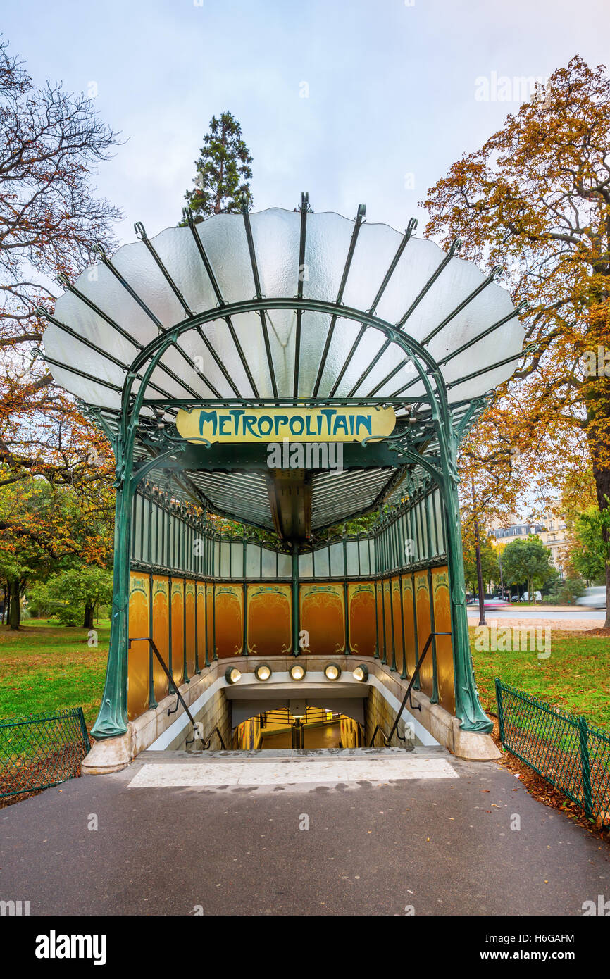 L'entrée historique du métro de Paris, France Photo Stock - Alamy