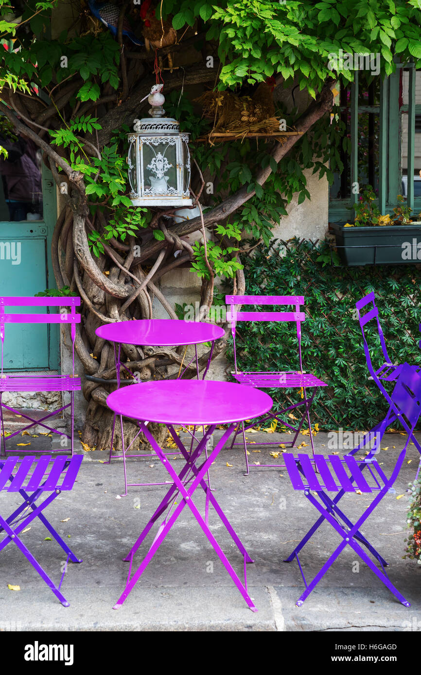 Tables de bistro violet style vintage dans un café à Paris, France Banque D'Images