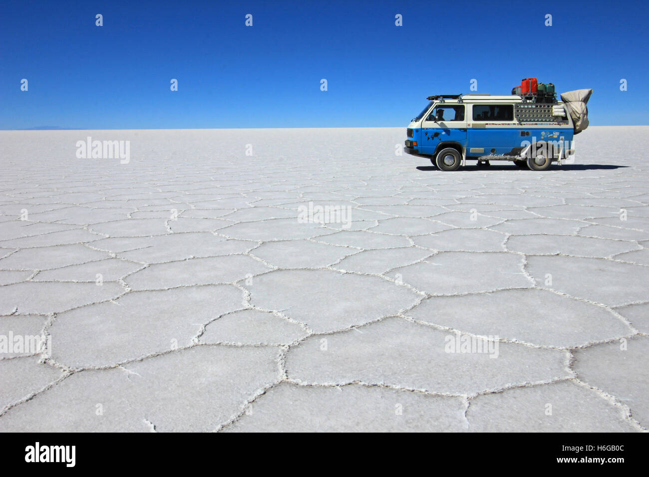 Van sur Salar de Uyuni, Bolivie, salt lake Banque D'Images