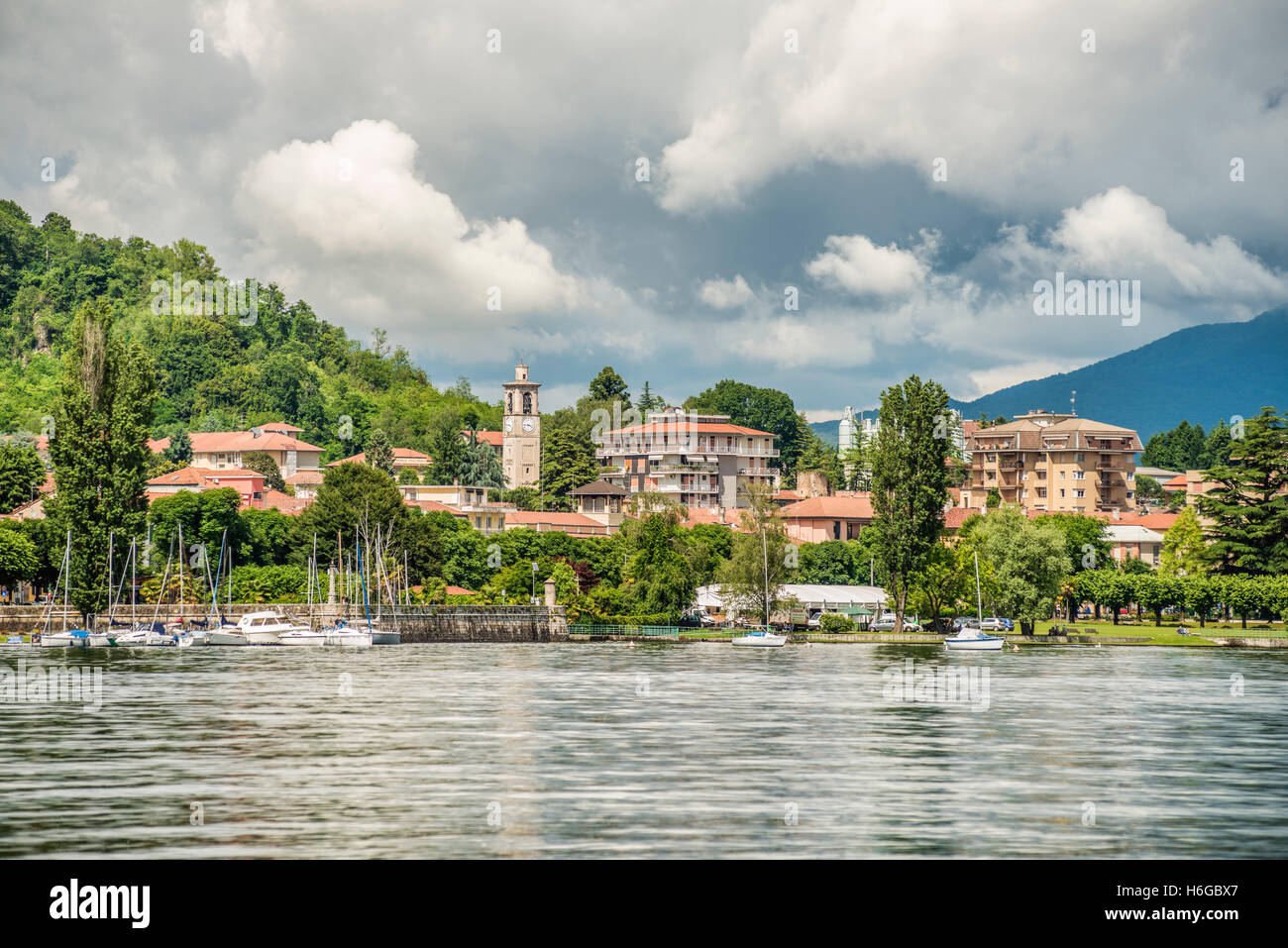 Front de mer d'Angera au Lago Maggiore vu de la mer, Varese, Italie Banque D'Images