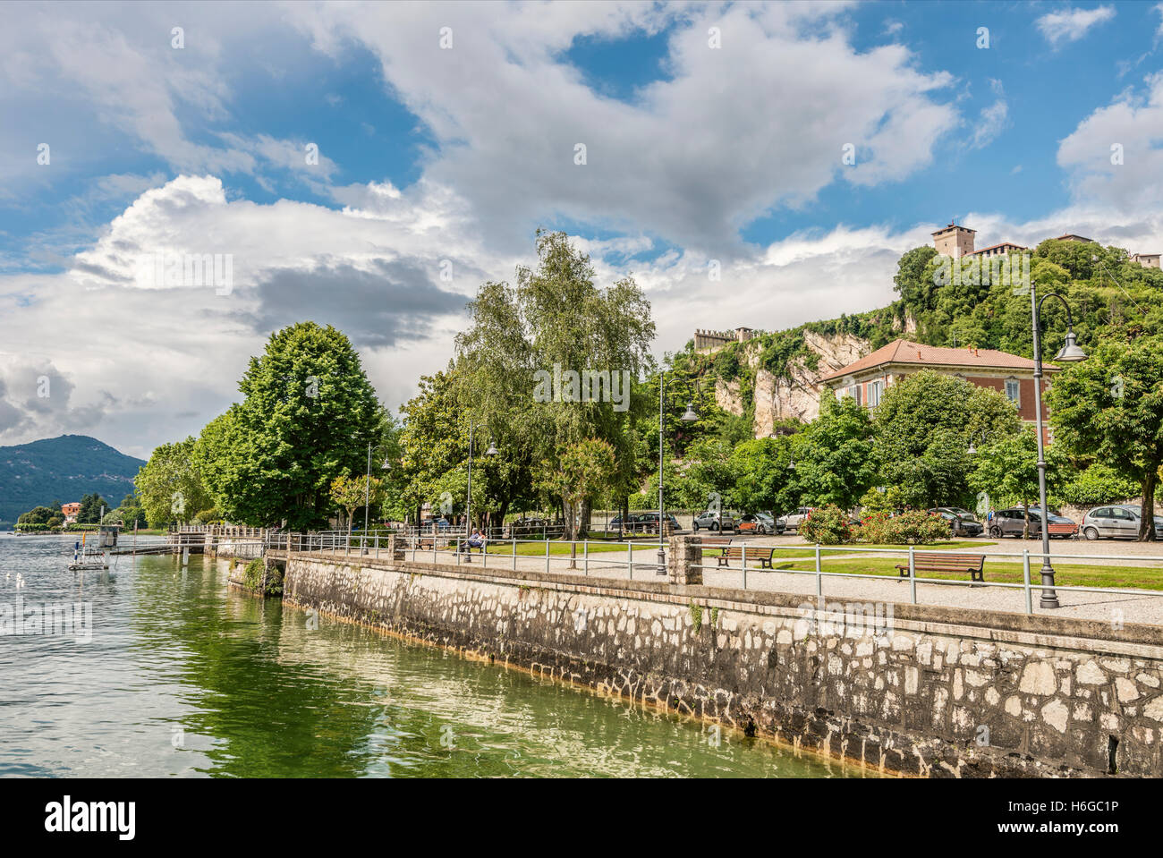 Front de mer d'Angera au Lago Maggiore vu de la mer, Varese, Italie Banque D'Images
