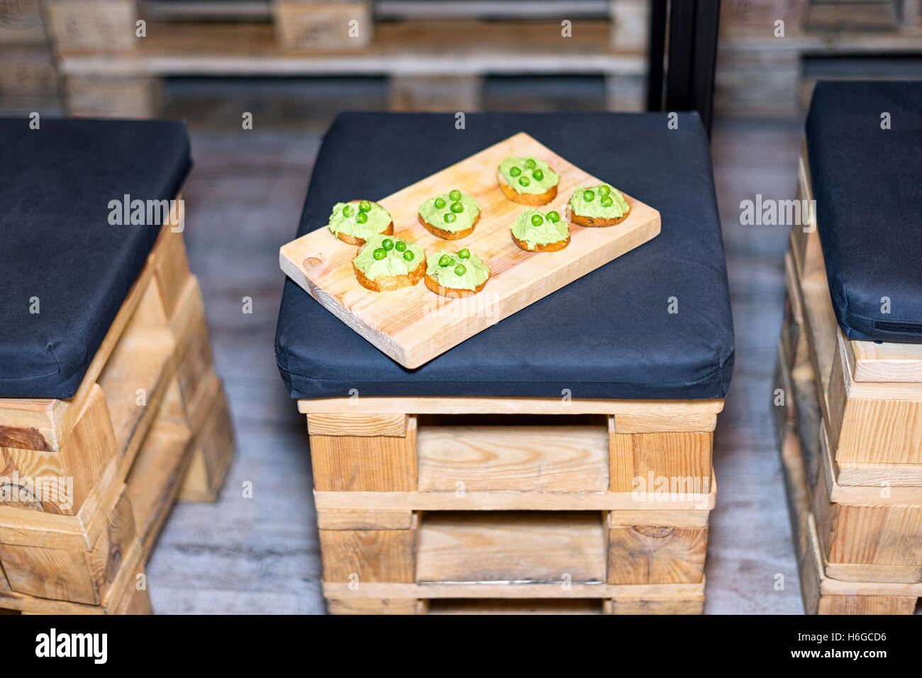 Plateau en bois d'entrées sur la palette table basse au banquet. Banque D'Images