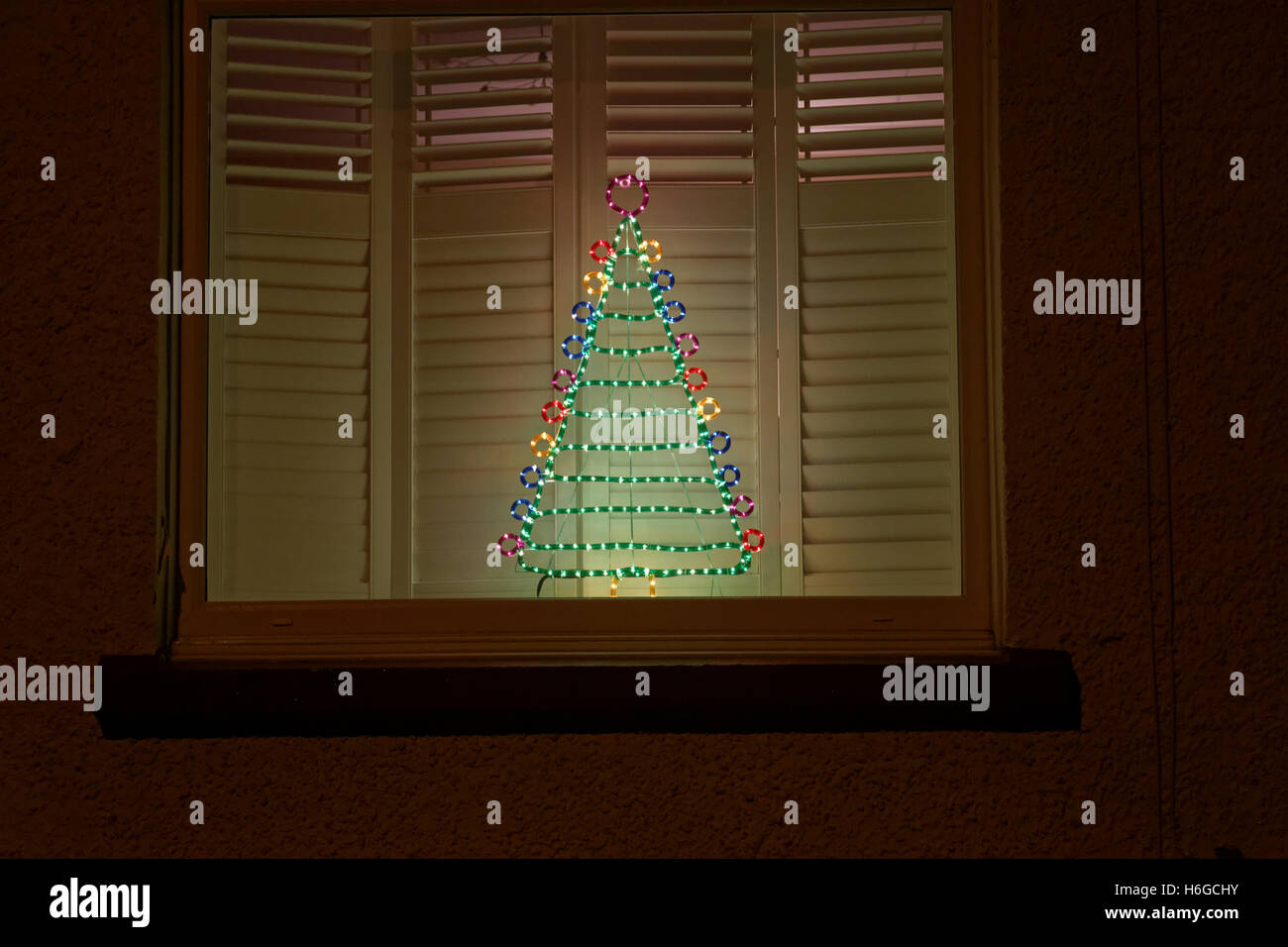 Maison de Noël décorations lumières colorées vitres teintés Banque D'Images
