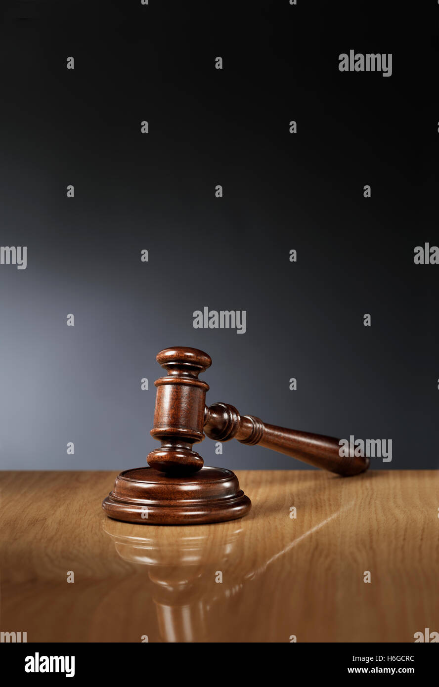 En bois acajou brillant marteau sur table en bois. Banque D'Images