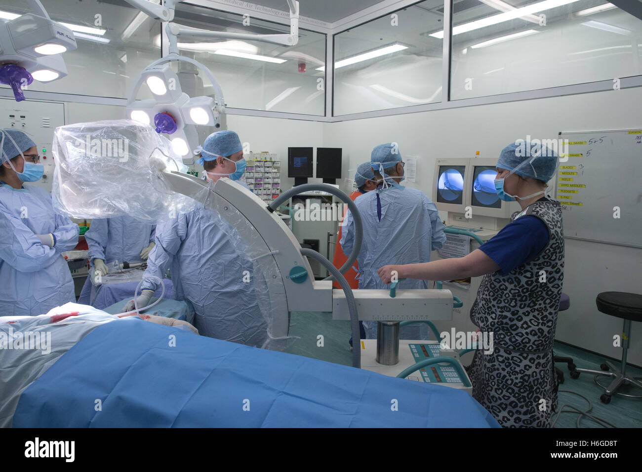 Le personnel médical dans un hôpital d'opération lors d'une intervention du patient' X Ray sur l'écran Banque D'Images