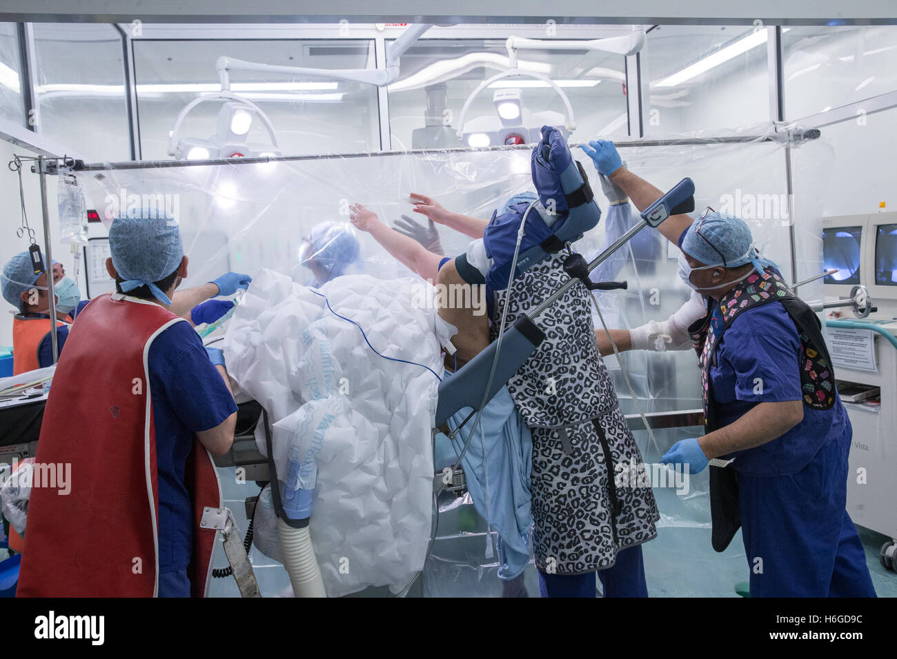 Le personnel de l'hôpital dans une salle d'opération la préparation d'un patient pour une opération au genou Banque D'Images