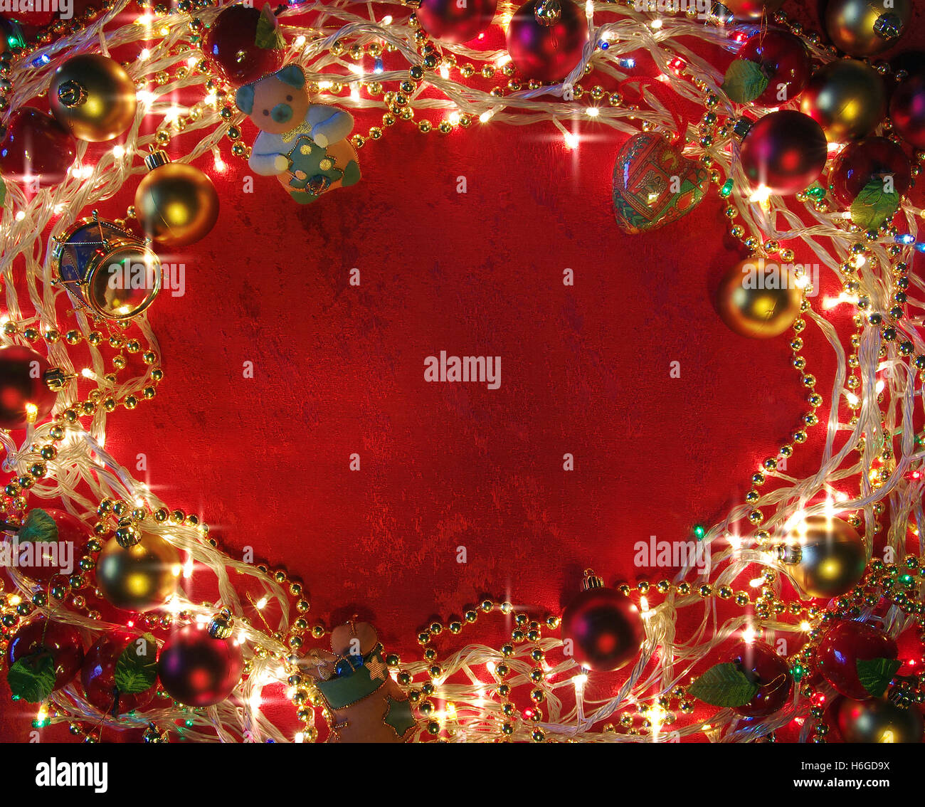 Cadre de Noël avec les lumières et les boules rouges et jaunes Banque D'Images