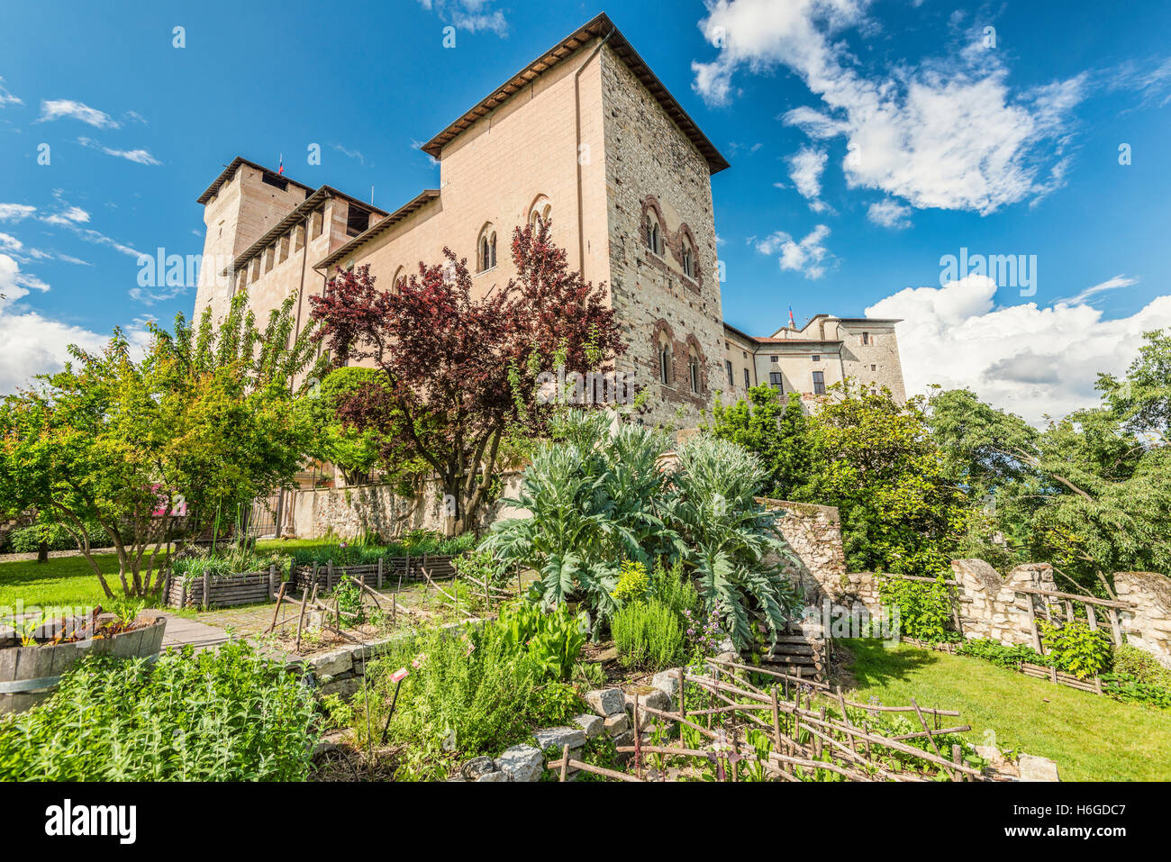 Jardin du Château à l'intérieur de Rocca di Angera, Lago Maggiore, Varese, Italie Banque D'Images