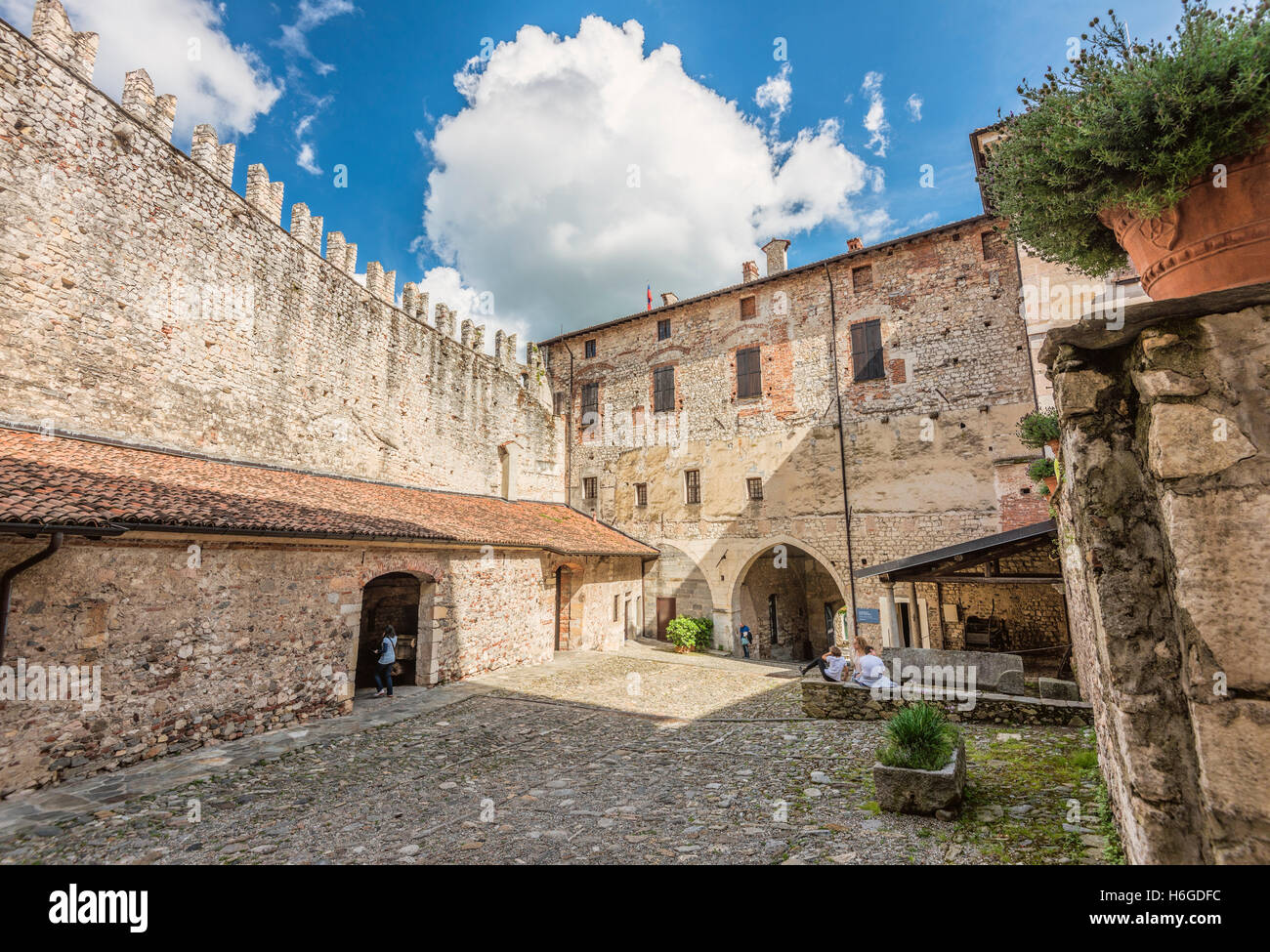 Cour intérieure de Rocca di Angera au Lago Maggiore, Varese, Italie Banque D'Images