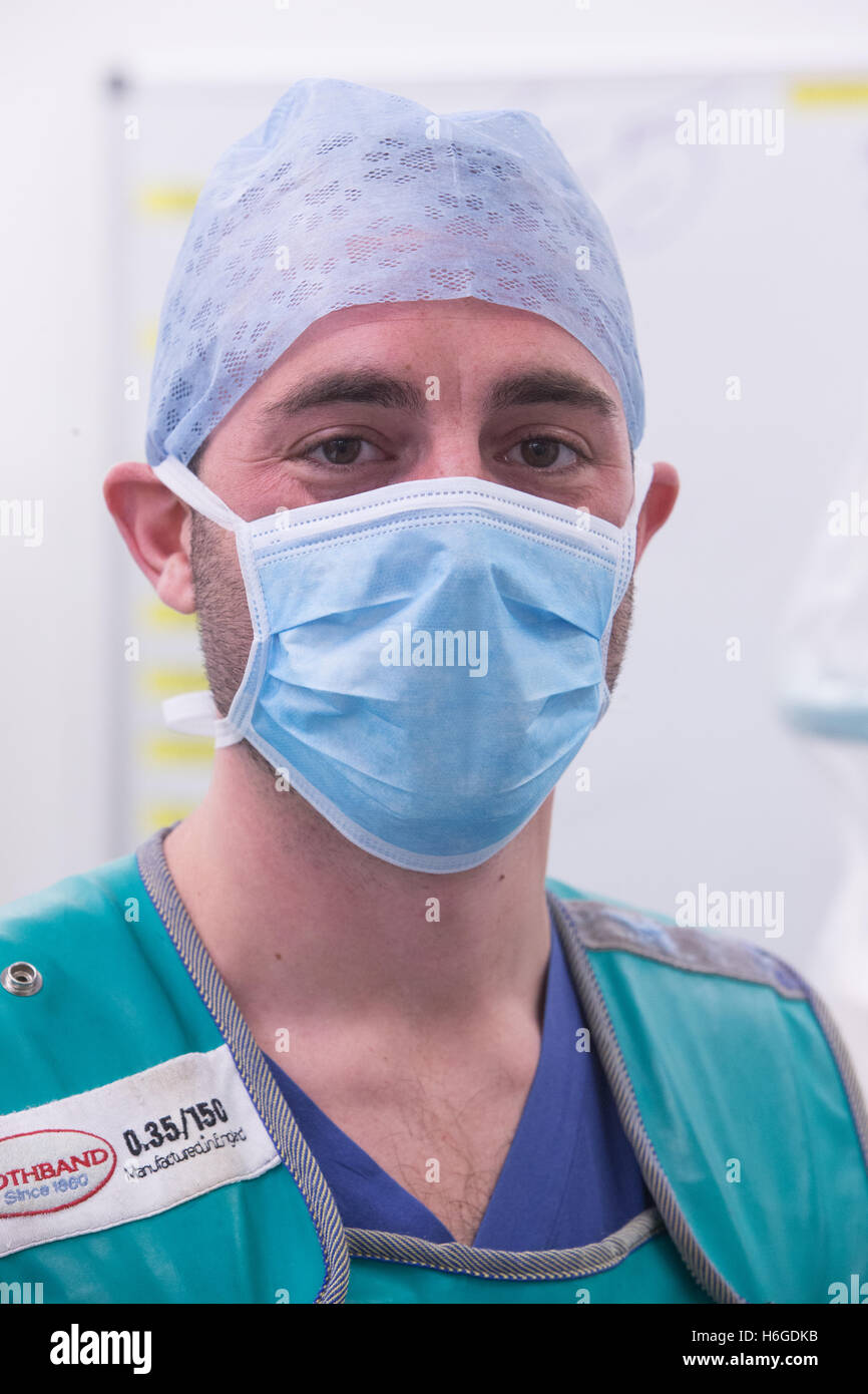 Un technicien en rayons X dans un masque et veste de rayonnement pose dans un hôpital Theatre Banque D'Images