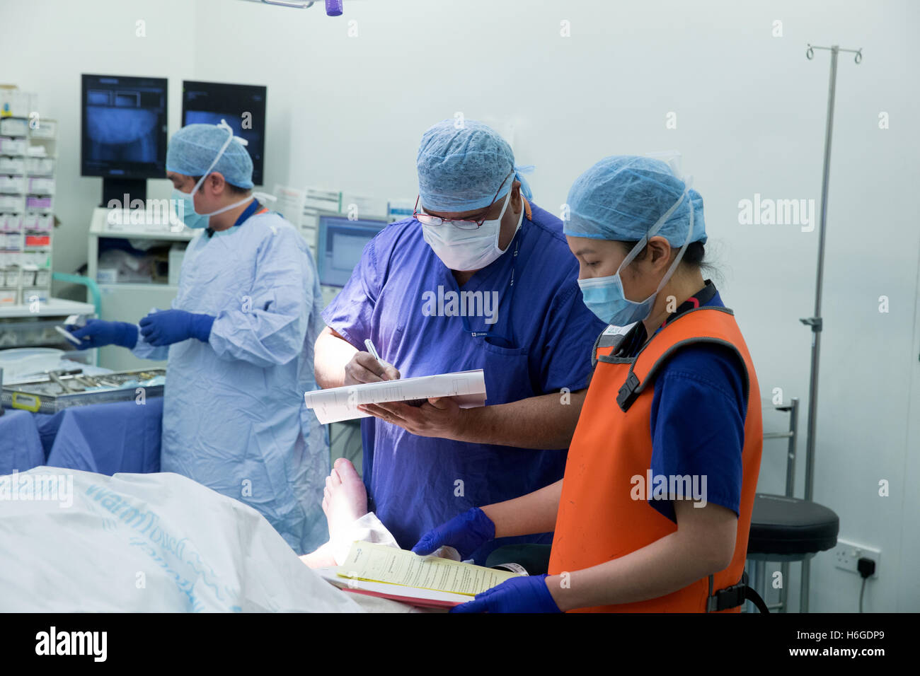 Le personnel médical dans un hôpital d'opération lors d'une intervention du patient' records Banque D'Images