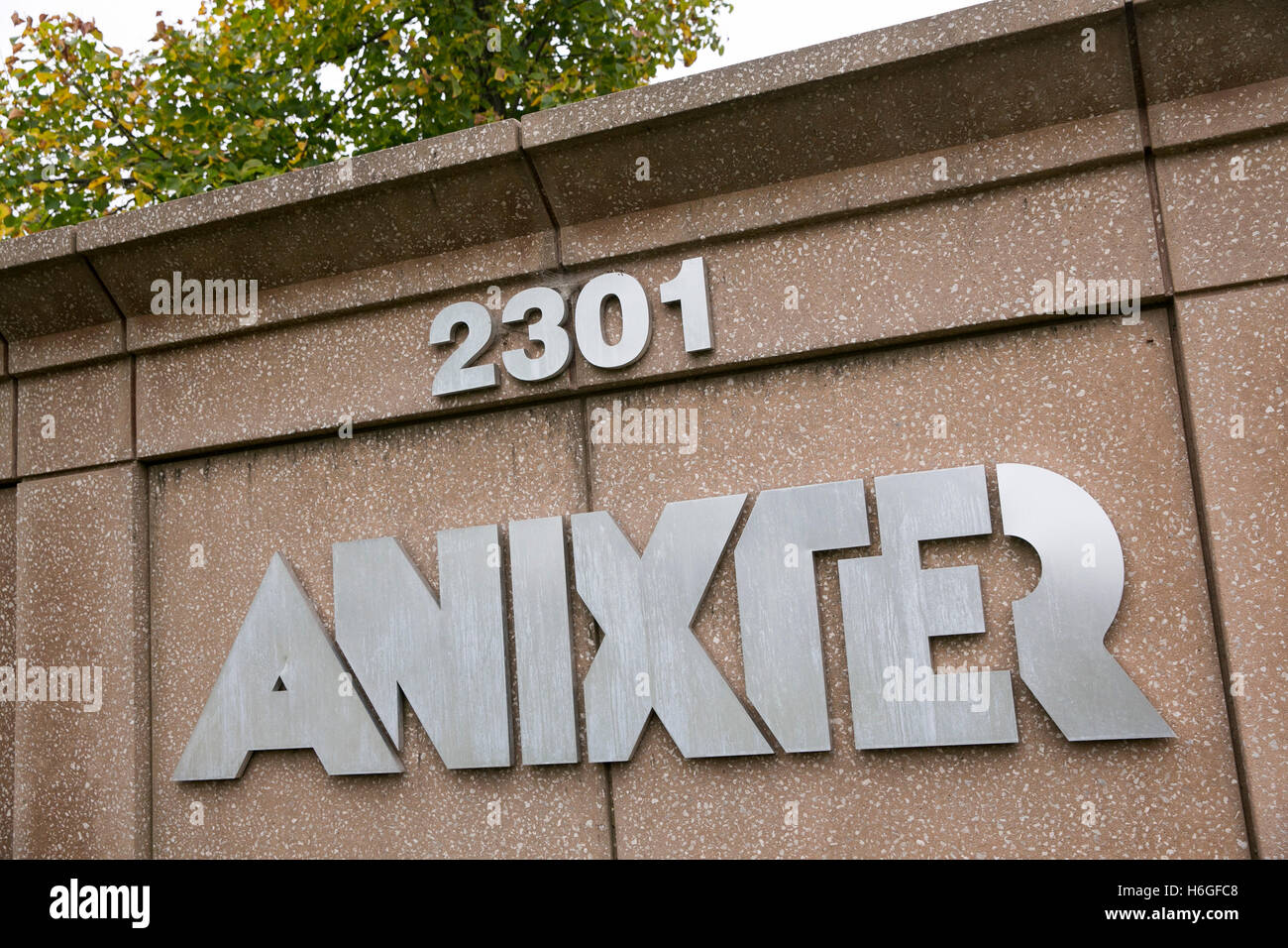 Un logo affiche à l'extérieur du siège de la société Anixter International à Glenview, Illinois le 15 octobre 2016. Banque D'Images