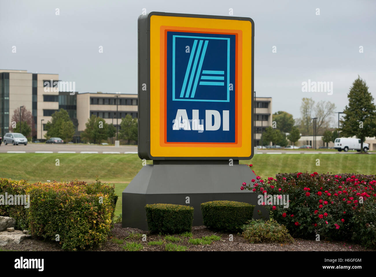 Un logo affiche à l'extérieur du siège social américain d'ALDI à Batavia, Illinois le 15 octobre 2016. Banque D'Images