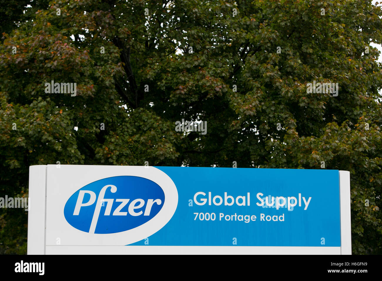 Un logo affiche à l'extérieur d'un établissement occupé par Pfizer Inc., à Kalamazoo, Michigan le 16 octobre 2016. Banque D'Images