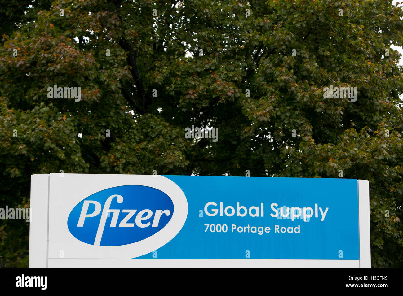 Un logo affiche à l'extérieur d'un établissement occupé par Pfizer Inc., à Kalamazoo, Michigan le 16 octobre 2016. Banque D'Images