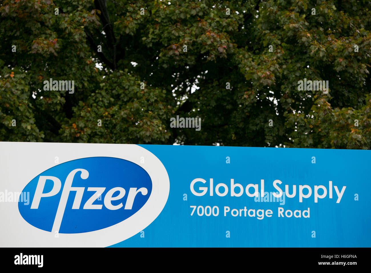 Un logo affiche à l'extérieur d'un établissement occupé par Pfizer Inc., à Kalamazoo, Michigan le 16 octobre 2016. Banque D'Images
