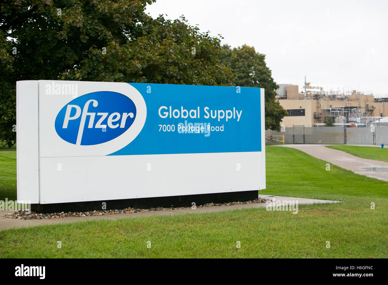 Un logo affiche à l'extérieur d'un établissement occupé par Pfizer Inc., à Kalamazoo, Michigan le 16 octobre 2016. Banque D'Images