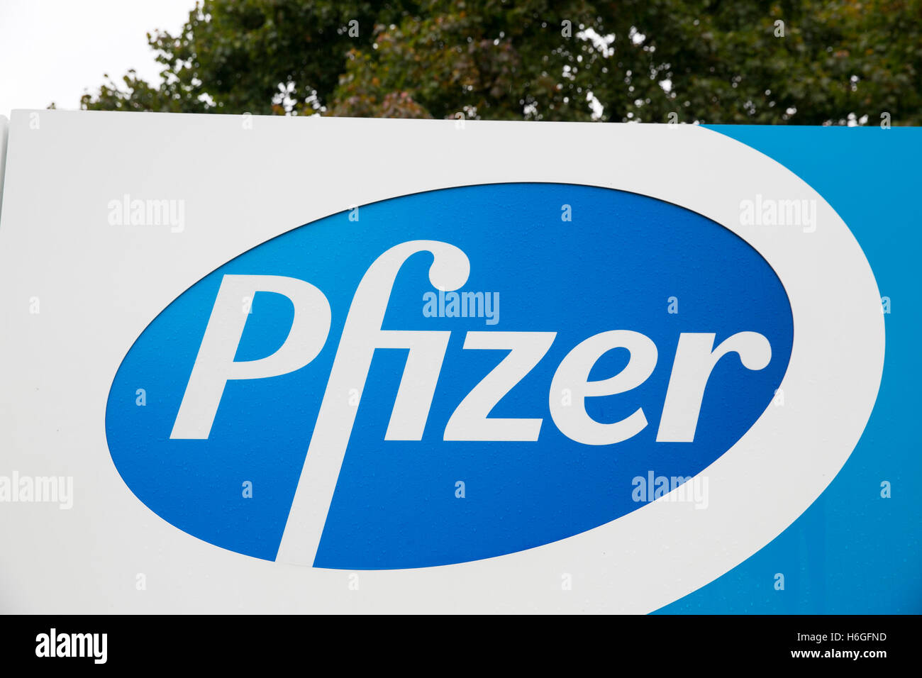 Un logo affiche à l'extérieur d'un établissement occupé par Pfizer Inc., à Kalamazoo, Michigan le 16 octobre 2016. Banque D'Images