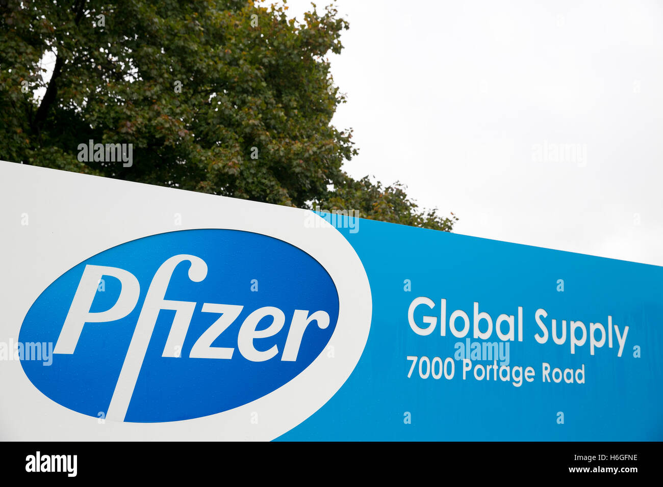 Un logo affiche à l'extérieur d'un établissement occupé par Pfizer Inc., à Kalamazoo, Michigan le 16 octobre 2016. Banque D'Images