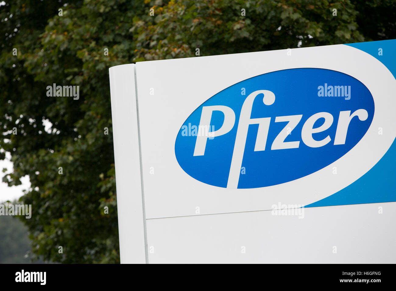 Un logo affiche à l'extérieur d'un établissement occupé par Pfizer Inc., à Kalamazoo, Michigan le 16 octobre 2016. Banque D'Images