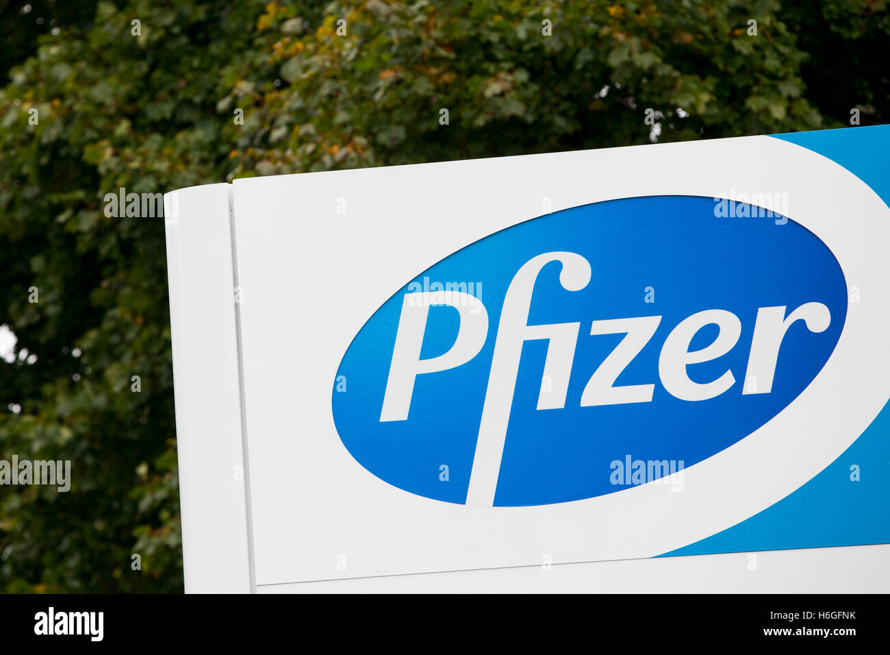 Un logo affiche à l'extérieur d'un établissement occupé par Pfizer Inc., à Kalamazoo, Michigan le 16 octobre 2016. Banque D'Images