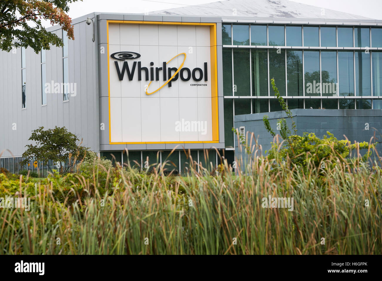 Un logo affiche à l'extérieur d'un établissement occupé par la Whirlpool Corporation de Benton Harbor, Michigan le 16 octobre 2016. Banque D'Images