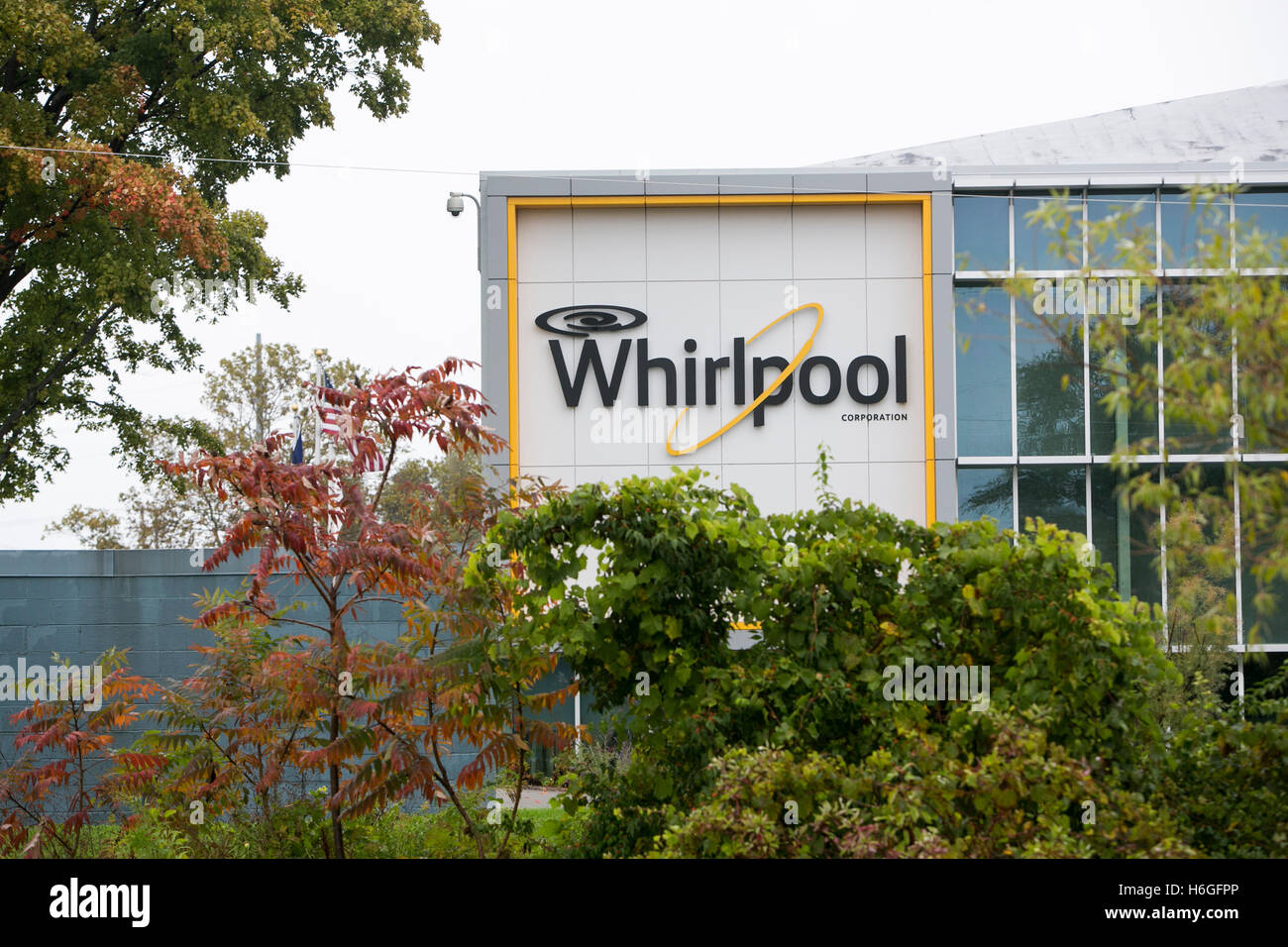 Un logo affiche à l'extérieur d'un établissement occupé par la Whirlpool Corporation de Benton Harbor, Michigan le 16 octobre 2016. Banque D'Images