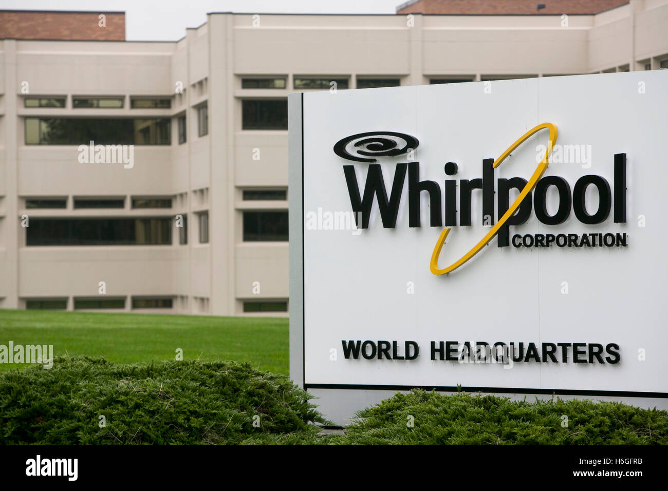 Un logo affiche à l'extérieur du siège de la Whirlpool Corporation de Benton Harbor, Michigan le 16 octobre 2016. Banque D'Images