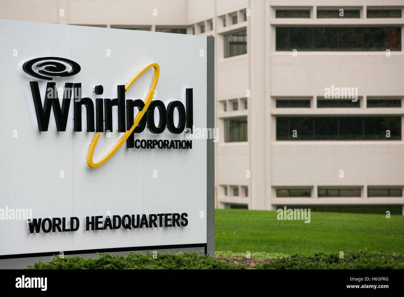 Un logo affiche à l'extérieur du siège de la Whirlpool Corporation de Benton Harbor, Michigan le 16 octobre 2016. Banque D'Images