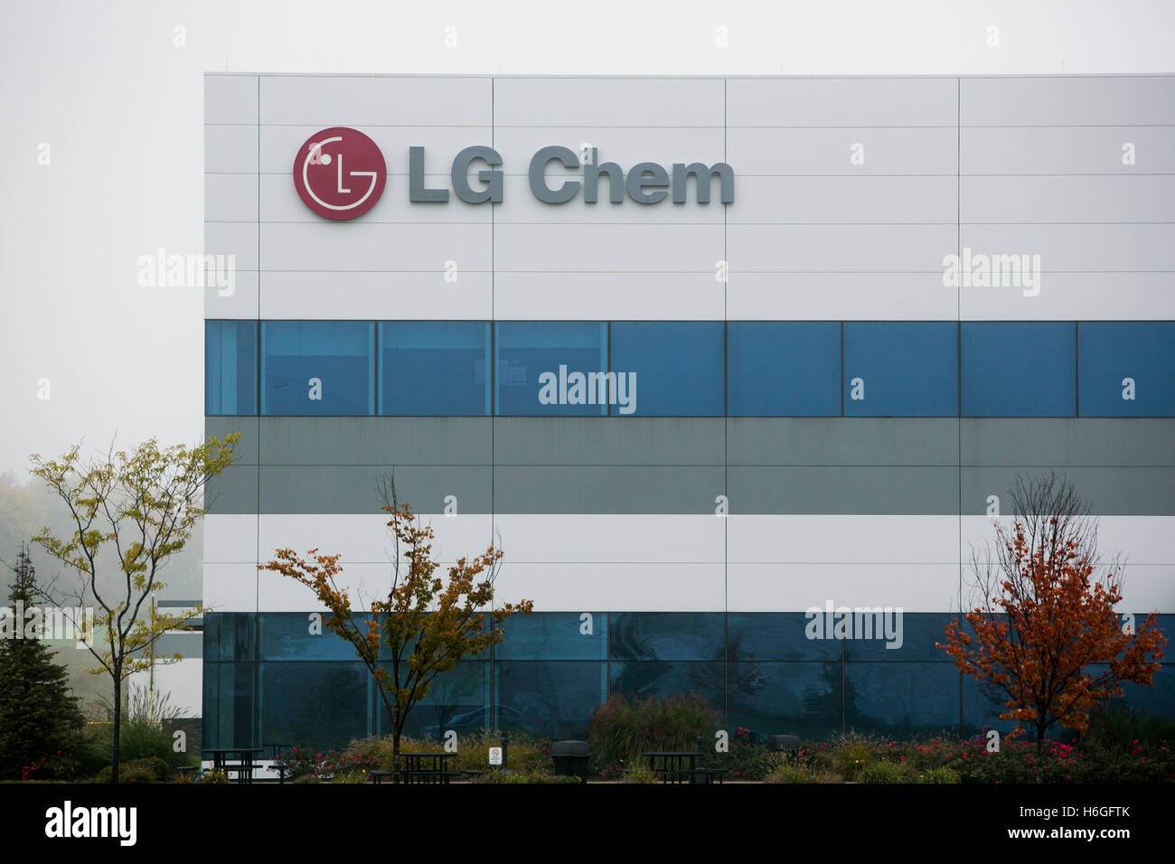 Un logo affiche à l'extérieur d'un établissement occupé par LG Chem à Holland, Michigan le 16 octobre 2016. Banque D'Images