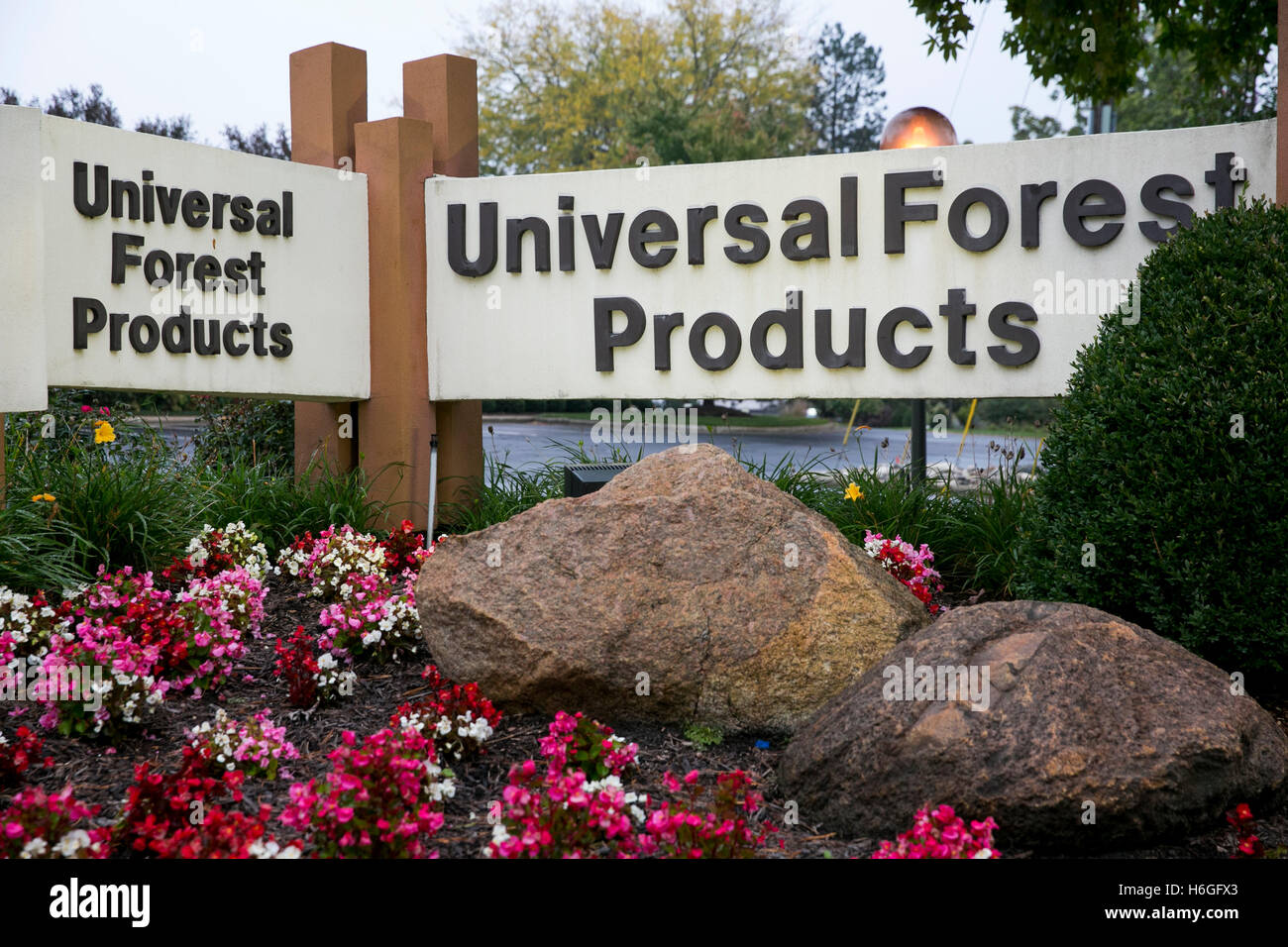 Un logo affiche à l'extérieur du siège de Universal Forest Products à Grand Rapids, Michigan, le 16 octobre 2016. Banque D'Images