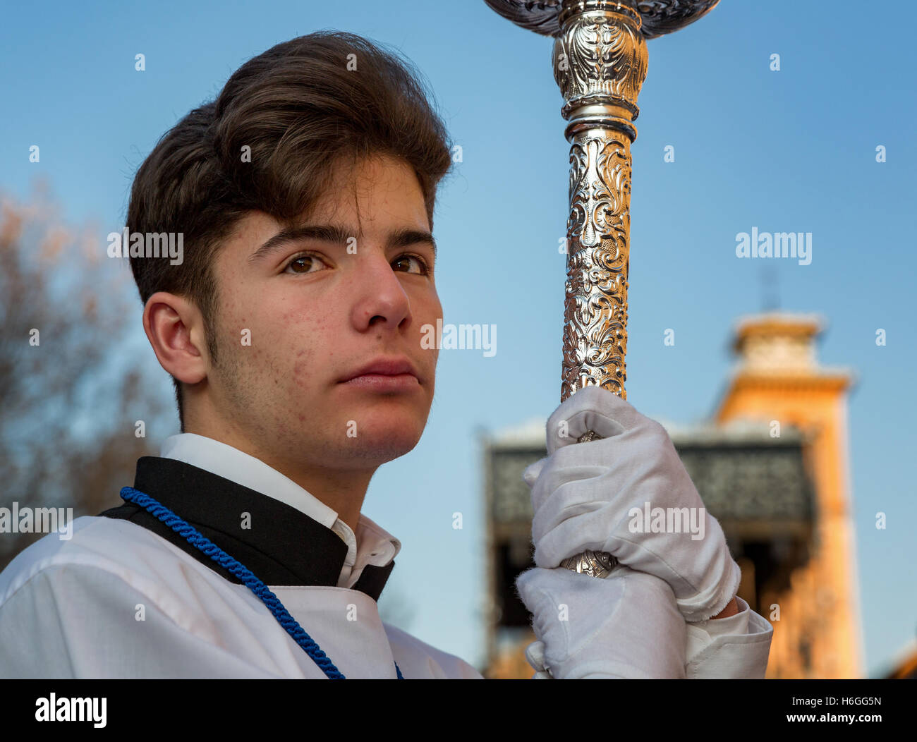 Un jeune homme participant à la procession de Pâques - Semana Santa, Grenade, Andalousie, Espagne Banque D'Images