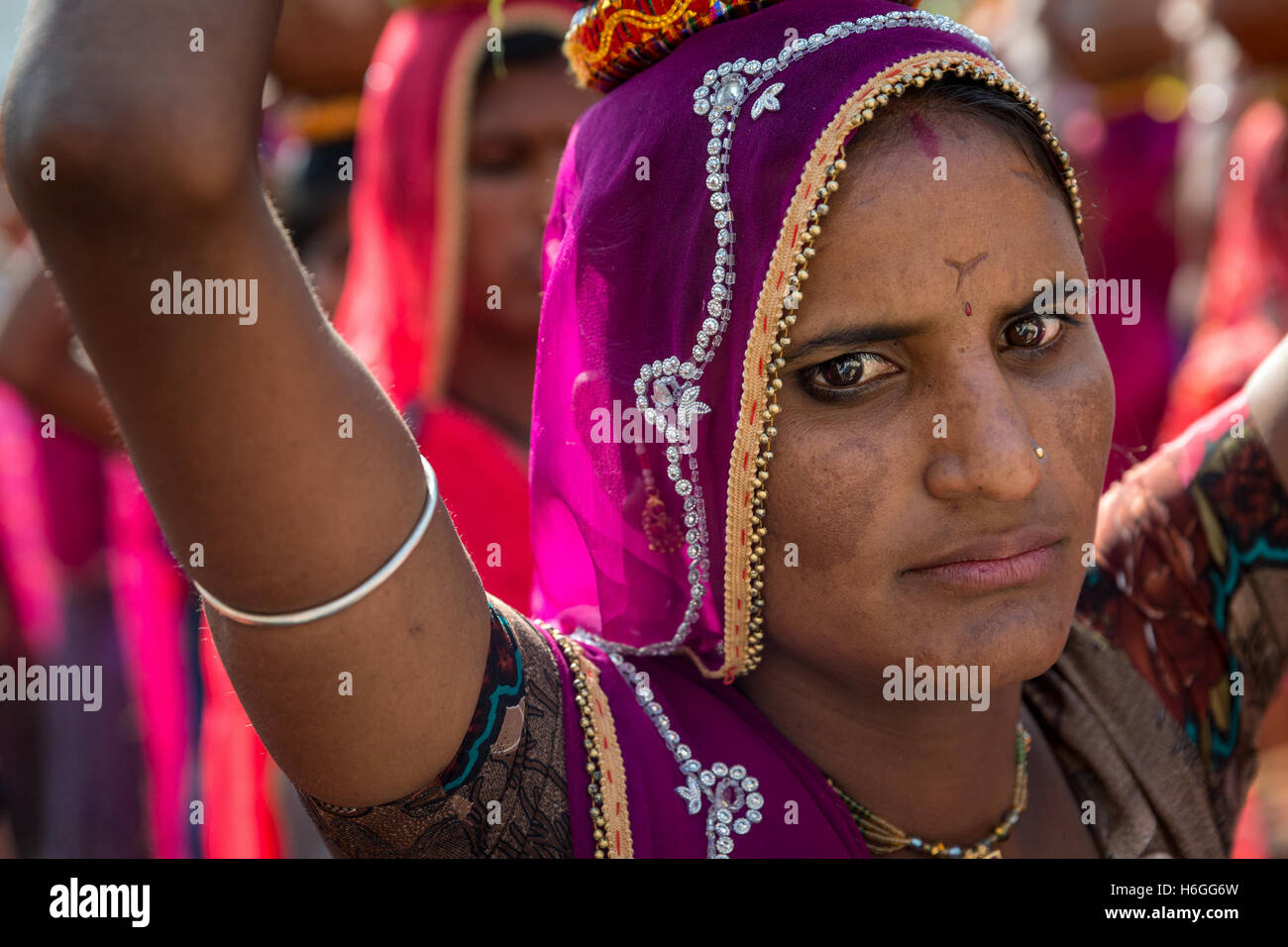 Indian woman carrying offrandes sur la tête lors d'un festival, Pushkar, Rajasthan, India Banque D'Images