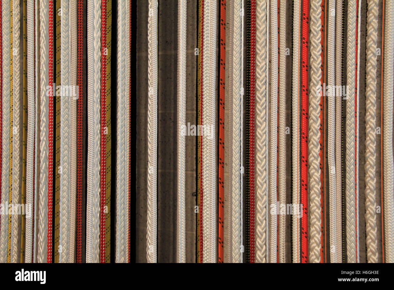 Image horizontale des lignes verticales dans des cordes tressées épaisses et fines grossières et faisant un arrière-plan unique. Banque D'Images
