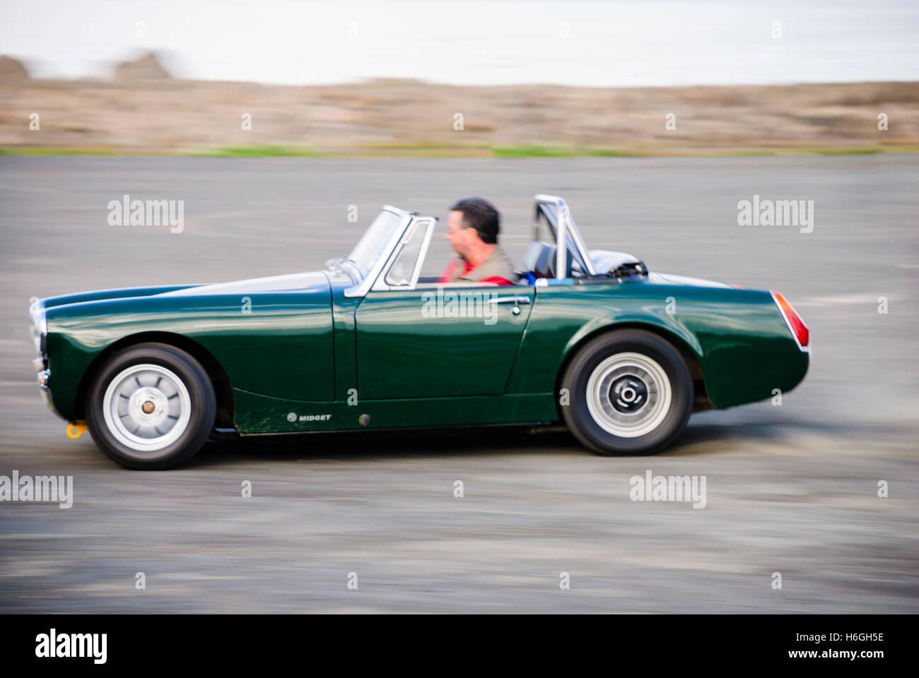 MG Midget verte conduit à la vitesse. Banque D'Images