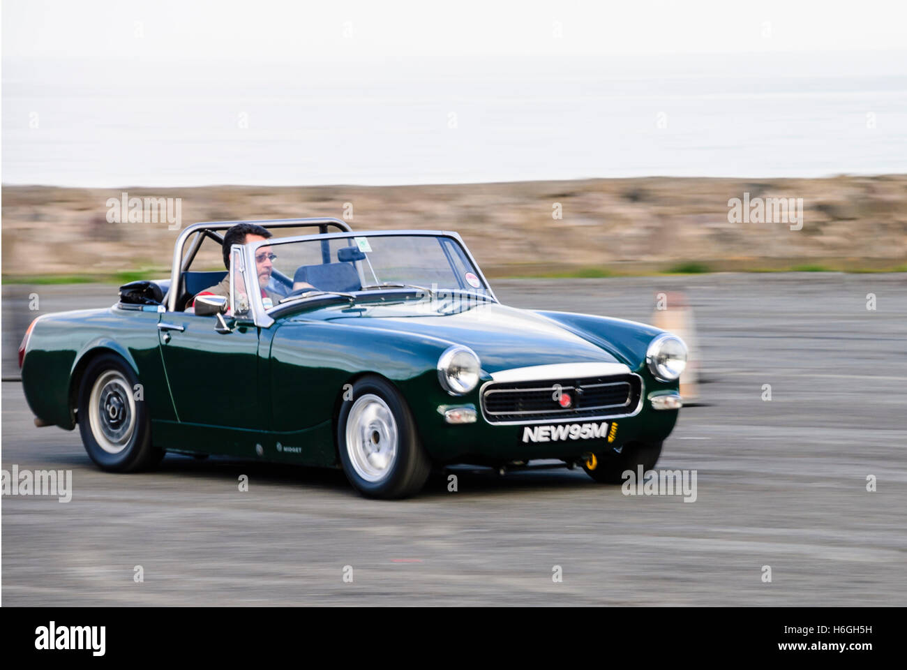 MG Midget verte conduit à la vitesse. Banque D'Images