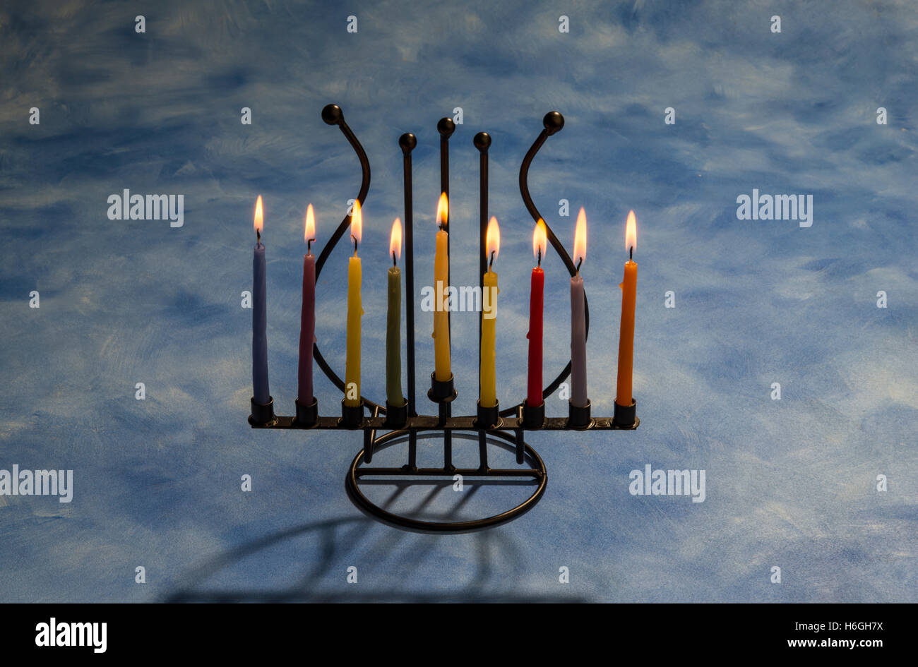 Huitième jour de Hanoukka avec brûler des bougies de Hanoukka dans Menorah Banque D'Images