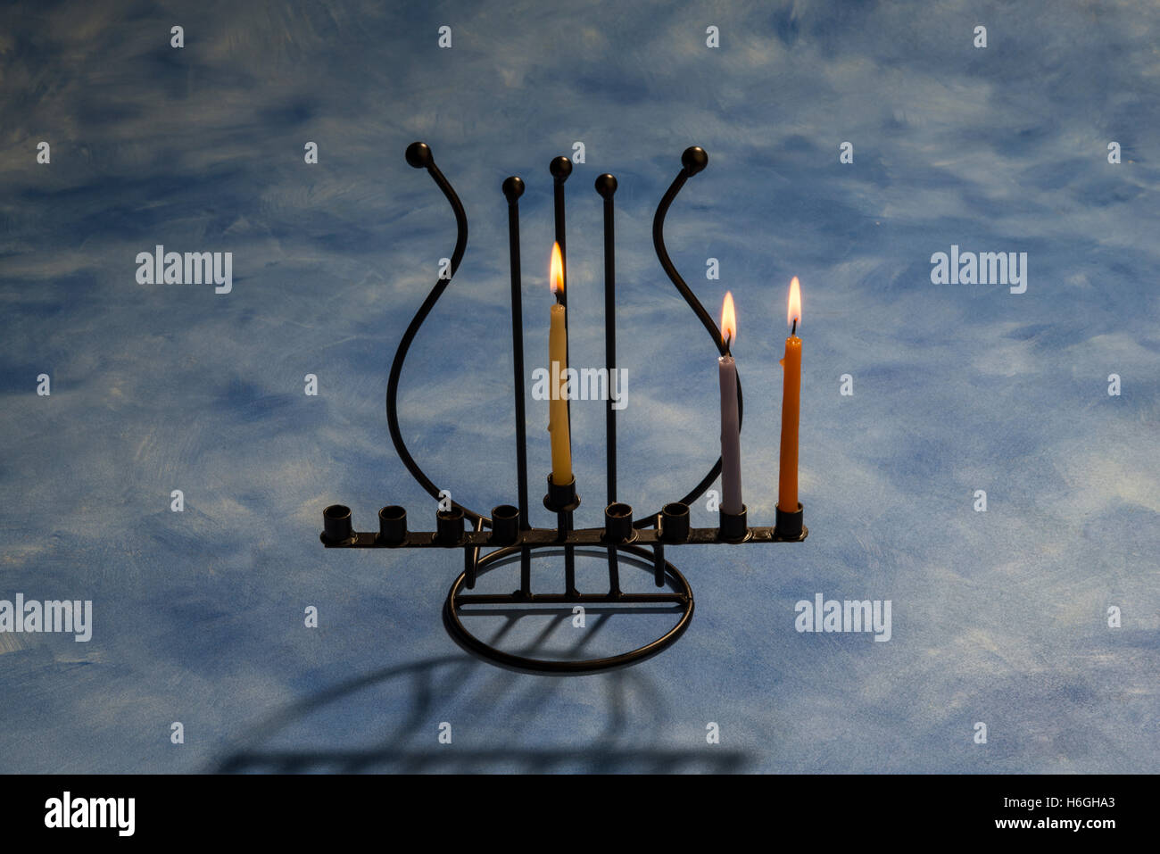 Deuxième jour de Hanoukka avec brûler des bougies de Hanoukka dans Menorah Banque D'Images