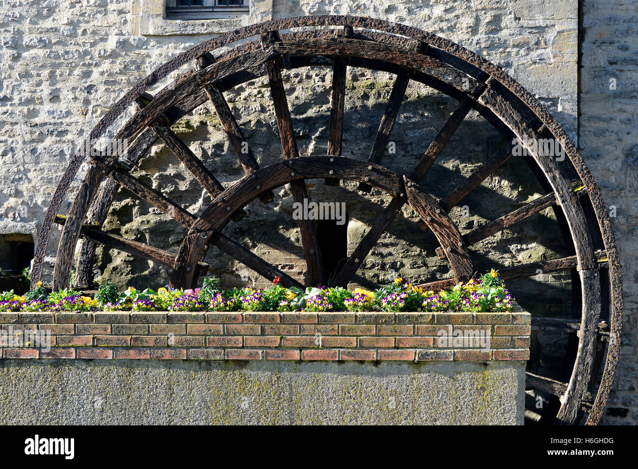 Libre de roue de l'eau sur la rivière l'Aure à Bayeux, une commune française, située dans le département de la Normandie, dans le nord-ouest de la France Banque D'Images