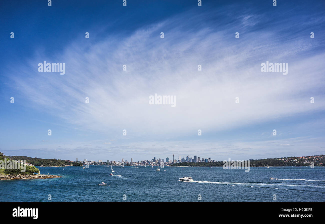 La vue vers le sud de la ville de Sydney, Sydney Harbour tête montrant un effet Swirl unique dans les nuages. Banque D'Images