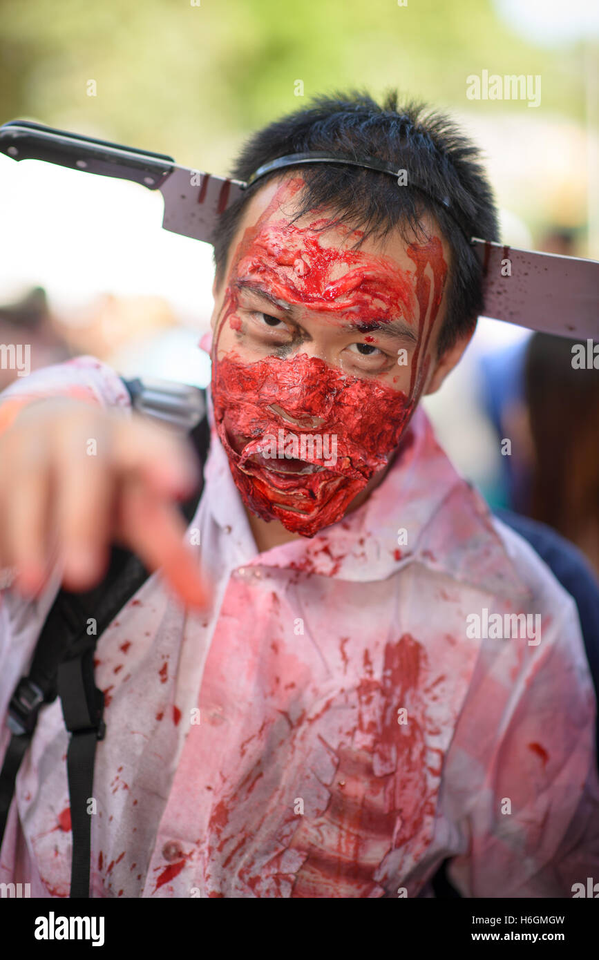 Sydney, Australie. 29 Oct, 2016. Les participants déguisés en zombies posent au cours de la Zombie Walk de Sydney le 29 octobre 2016 à Sydney, Australie. Des centaines de personnes se sont rassemblées aujourd'hui déguisés en zombies pour la 6e édition de la Zombie Walk de Sydney à l'appui de la Fondation 'Cerveau'. Credit : Hugh Peterswald/Pacific Press/Alamy Live News Banque D'Images