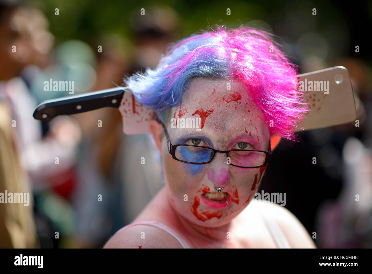 Sydney, Australie. 29 Oct, 2016. Les participants déguisés en zombies posent au cours de la Sydney Zombie Walk. Des centaines de personnes se sont rassemblées aujourd'hui déguisés en zombies pour la 6e édition de la Zombie Walk de Sydney à l'appui de la Fondation 'Cerveau'. Credit : Hugh Peterswald/Pacific Press/Alamy Live News Banque D'Images